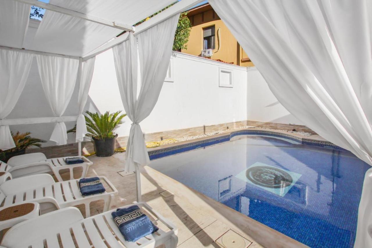 Center & Pool Hotel